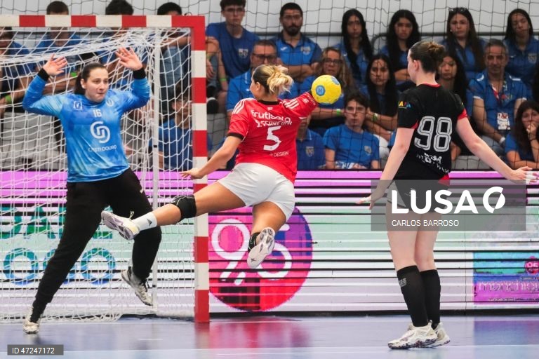 Mariana Silva (E), guarda-redes do CJ Almeida Garrett e Sofia Ferreira (C)do Benfica durante o jogo da final da Taça de Portugal Feminina de andebol, no Pavilhão Multiusos de Alcobaça, 07 de junho de 2026. CARLOS BARROSO/LUSA