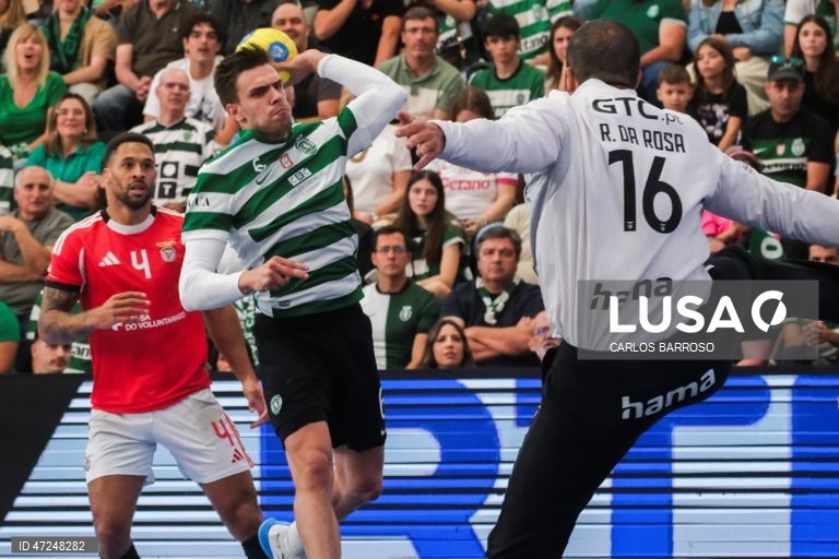 O jogador do Sporting Miguel Mendes (C), em ação contra o jogador do Benfica Rangel Rosa (D), durante o jogo da final da Taça de Portugal de andebol, no Pavilhão Multiúsos de Alcobaça, 07 de junho de 2026. CARLOS BARROSO/LUSA