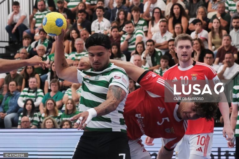 O jogador do Sporting Natan Diaz (E), em ação contra o jogador do Benfica Gabriel Cavalcanti, durante o jogo da final da Taça de Portugal de andebol, no Pavilhão Multiúsos de Alcobaça, 07 de junho de 2026. CARLOS BARROSO/LUSA