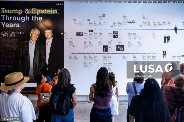 Exposição «Sala de Leitura Memorial Donald J. Trump e Jeffrey Epstein» em Washington, DC, EUA. A exposição itinerante está aberta em Washington de 9 a 12 de junho. 