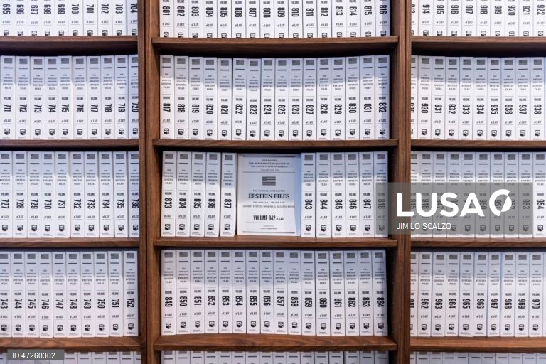 Exposição «Sala de Leitura Memorial Donald J. Trump e Jeffrey Epstein» em Washington, DC, EUA. A exposição itinerante está aberta em Washington de 9 a 12 de junho. 