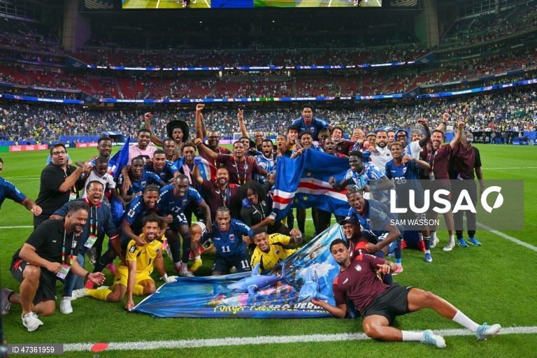 Jogadores de Cabo Verde, comemoram com os adeptos após a qualificação da equipa para a fase eliminatória, na sequência de um empate a 0-0 no jogo da fase de grupos do Campeonato do Mundo da FIFA 2026 entre Cabo Verde e a Arábia Saudita, em Houston, EUA.