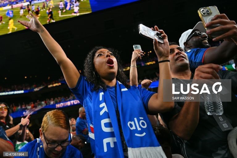 Jogadores de Cabo Verde, comemoram com os adeptos após a qualificação da equipa para a fase eliminatória, na sequência de um empate a 0-0 no jogo da fase de grupos do Campeonato do Mundo da FIFA 2026 entre Cabo Verde e a Arábia Saudita, em Houston, EUA.