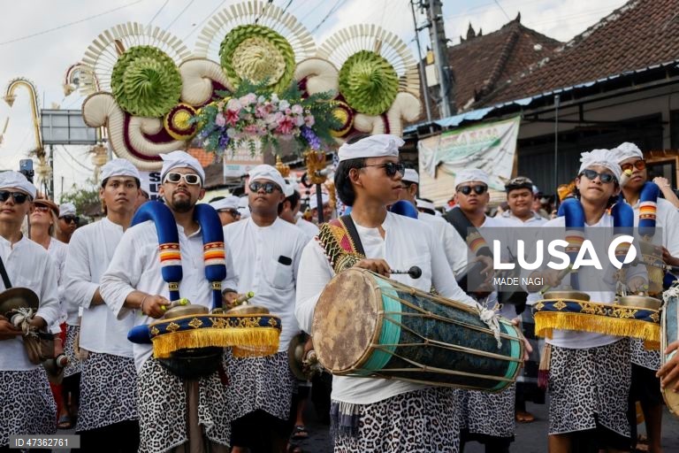 O ritual Mekotek é uma tradição hindu balinesa praticada pelos habitantes da aldeia de Munggu como símbolo de vitória e um esforço espiritual para afastar o desastre. Realizado a cada seis meses, o ritual envolve os homens da aldeia a utilizarem varas compridas para formar pirâmides, as quais escalam repetidamente em cada encruzilhada durante a procissão. 
