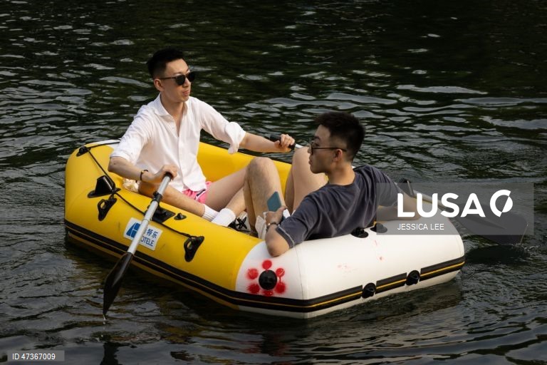 Vida quotidiana no rio Liangma, em Pequim, China. As temperaturas atingiram hoje um máximo de 34 graus Celsius. 