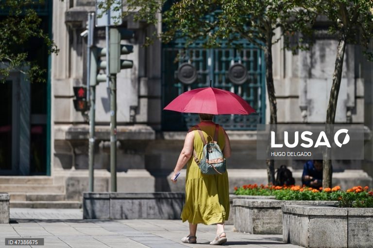 Temperaturas elevadas devido à onda de calor, Braga, 1 de julho de 2026. Segundo a informação do Instituto Português do Mar e da Atmosfera (IPMA), prevê-se para os próximos dias um agravamento das condições meteorológicas associadas ao tempo quente e seco, com um aumento da temperatura máxima, com valores a acima dos 40 graus Celsius, em várias regiões do território. HUGO DELGADO/LUSA