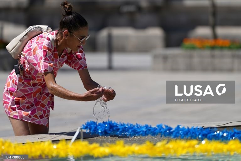 Pessoas refrescam-se devido à onda de calor, Braga, 1 de julho de 2026. Segundo a informação do Instituto Português do Mar e da Atmosfera (IPMA), prevê-se para os próximos dias um agravamento das condições meteorológicas associadas ao tempo quente e seco, com um aumento da temperatura máxima, com valores a acima dos 40 graus Celsius, em várias regiões do território. HUGO DELGADO/LUSA