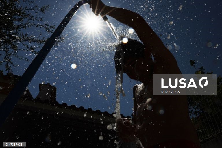 Uma criança refresca-se com uma mangueira quando as temperaturas rondam os 40 graus, Elvas, 1 de julho de 2026. O tempo quente que afeta Portugal dará origem a uma onda de calor que se prolongará por oito a 10 dias e atingirá praticamente todo o país, estimou hoje o Instituto Português do Mar e da Atmosfera (IPMA). NUNO VEIGA/LUSA