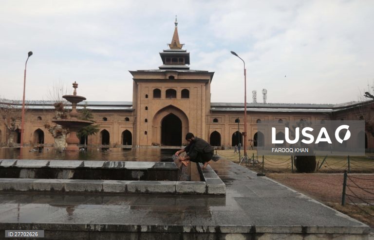 Mesquita Jamia Masjid em Srinagar abre depois de ter estado encerrada 136 dias