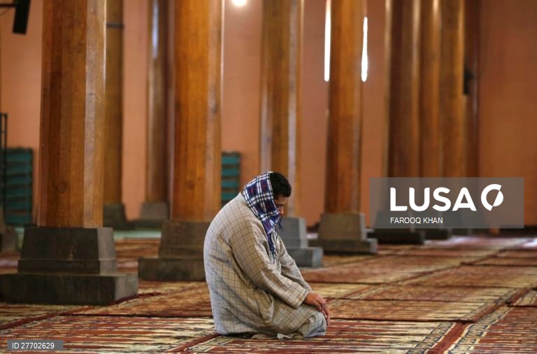 Mesquita Jamia Masjid em Srinagar abre depois de ter estado encerrada 136 dias