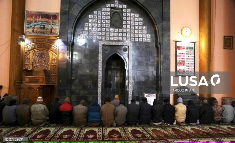 Mesquita Jamia Masjid em Srinagar abre depois de ter estado encerrada 136 dias