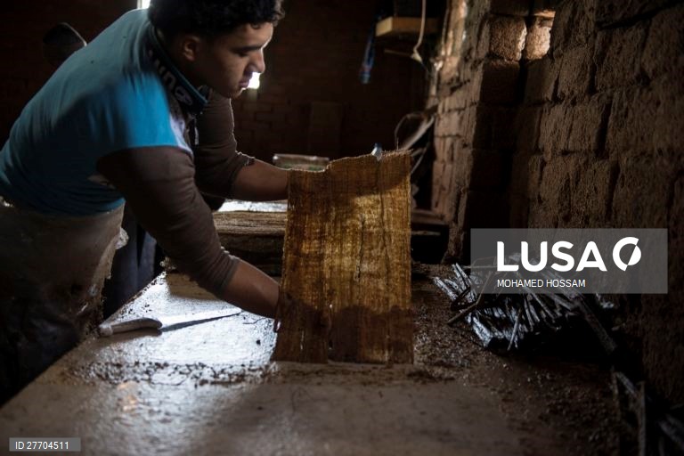 Egito: Produção de papel de papiro