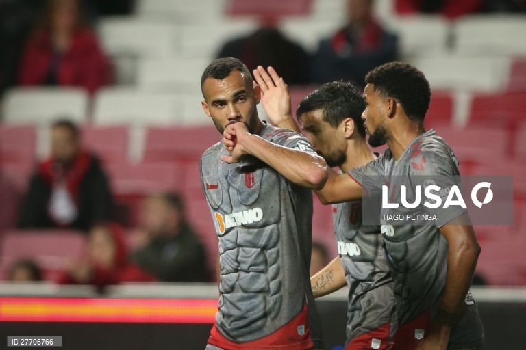 O Benfica venceu o Sporting de Braga por 2-1 e apurou-se para os quartos de final da Taça de Portugal em futebol, num encontro em que esteve a perder, disputado no estádio da Luz, em Lisboa.