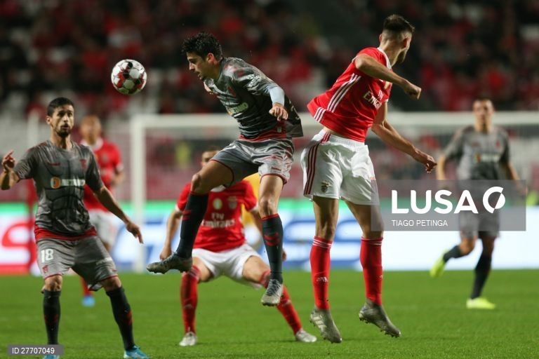 O Benfica venceu o Sporting de Braga por 2-1 e apurou-se para os quartos de final da Taça de Portugal em futebol, num encontro em que esteve a perder, disputado no estádio da Luz, em Lisboa.