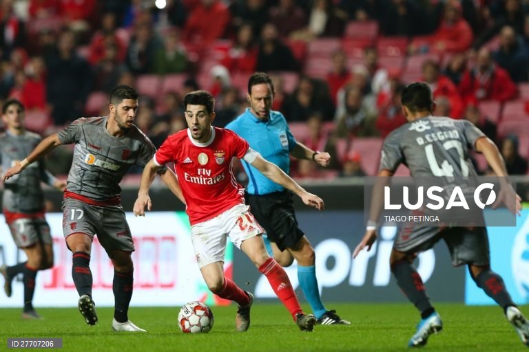 O Benfica venceu o Sporting de Braga por 2-1 e apurou-se para os quartos de final da Taça de Portugal em futebol, num encontro em que esteve a perder, disputado no estádio da Luz, em Lisboa.