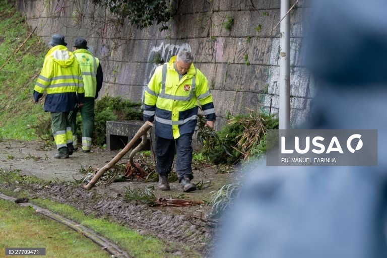 Linha de Metro do Porto interrompida, junto à Estação de Rio Tinto, por queda de arvores, consequencia do mau tempo,  Rio Tinto, 19 de dezembro de 2019. RUI MANUEL FARINHA / LUSA