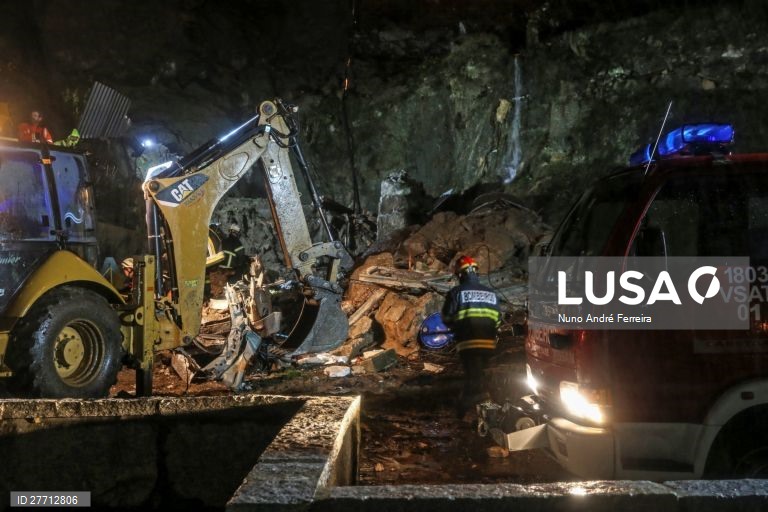 Trabalhos de remoção dos escombros de uma casa que desabou na localidade de Codeçais em Castro Daire, Viseu.19 de dezembro de 2019. NUNO ANDRÉ FERREIRA / LUSA