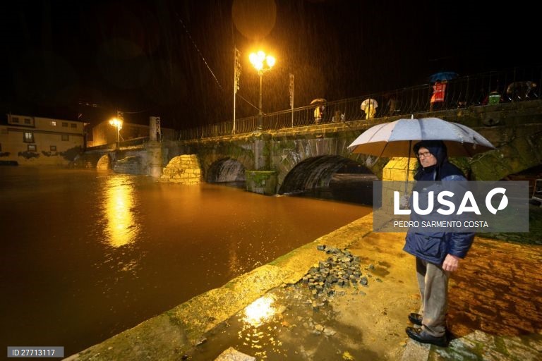 Um popular observa a subida do nivel das águas no rio Tâmega, em Chaves, 19 de dezembro de 2019. Em Chaves, durante a tarde o rio Tâmega galgou as duas margens, obrigando ao encerramento de dois parques de estacionamento e de vias de acesso à zona ribeirinha.  PEDRO SARMENTO COSTA/LUSA