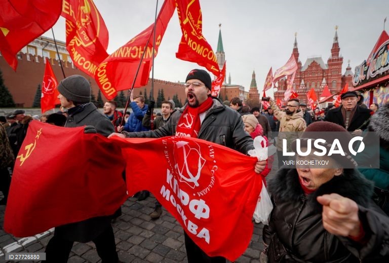Membros e apoiantes do partido comunista russo comemoraram o 140 aniversário do nascimento de José Stalin na Praça Vermelha em Moscovo, Rússia. 