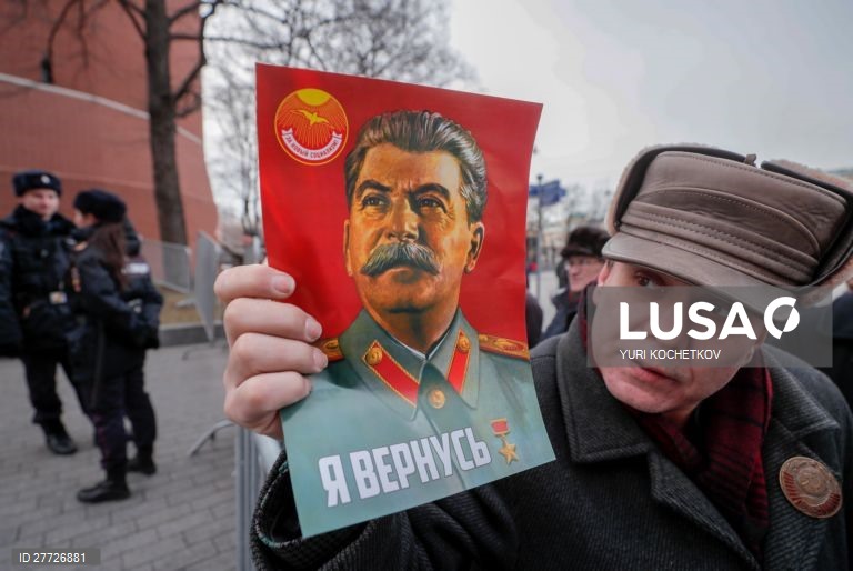 Membros e apoiantes do partido comunista russo comemoraram o 140 aniversário do nascimento de José Stalin na Praça Vermelha em Moscovo, Rússia. 