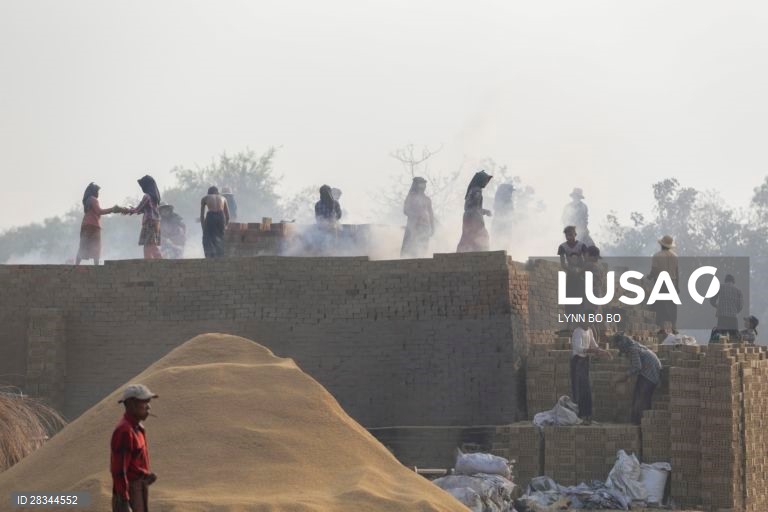 Fábrica de tijolos em Myanmar.