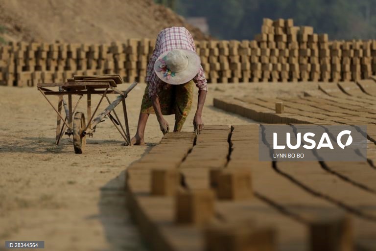 Fábrica de tijolos em Myanmar.