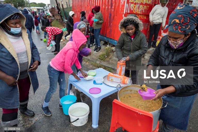 África do Sul: Entrega de ajuda alimentar a crianças na Cidade do Cabo