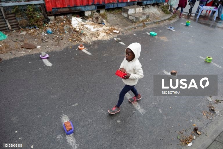 África do Sul: Entrega de ajuda alimentar a crianças na Cidade do Cabo