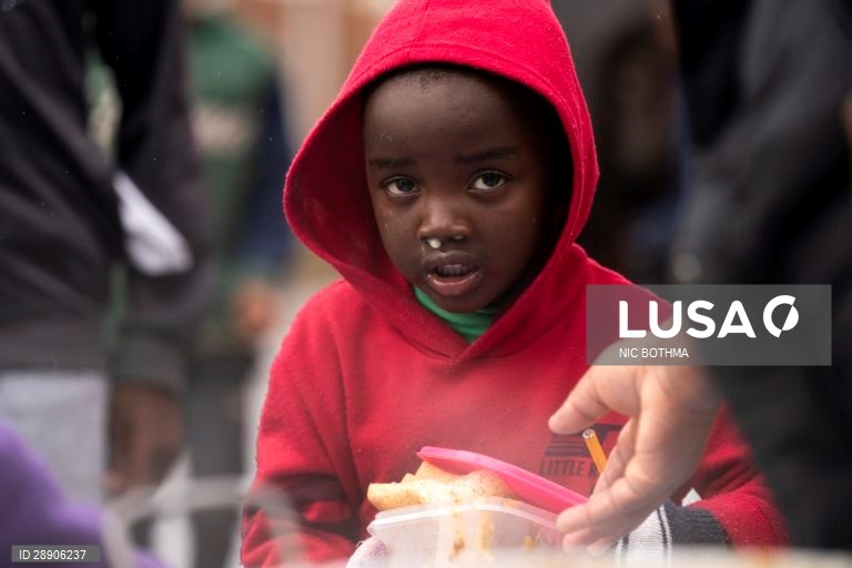 África do Sul: Entrega de ajuda alimentar a crianças na Cidade do Cabo