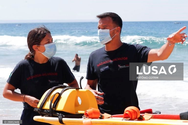 Concessionários da praia de Carcavelos em Cascais, adaptam-se às novas imposições da Direção Geral da Saúde para o início da época balnear devido à pandemia provocada pela covid-19, Cascais, 04 de junho de 2020. Desde o dia 03 de maio que o país está em situação de calamidade, depois de três períodos consecutivos em estado de emergência desde 19 de março. (ACOMPANHA TEXTO DE DIA 5 DE JUNHO. ANTÓNIO COTRIM/LUSA