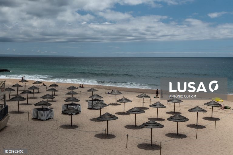 Concessionários da praia de Carcavelos em Cascais, adaptam-se às novas imposições da Direção Geral da Saúde para o início da época balnear devido à pandemia provocada pela covid-19, Cascais, 04 de junho de 2020. Desde o dia 03 de maio que o país está em situação de calamidade, depois de três períodos consecutivos em estado de emergência desde 19 de março. (ACOMPANHA TEXTO DE DIA 5 DE JUNHO. ANTÓNIO COTRIM/LUSA