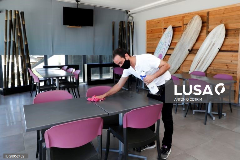 Concessionários da praia de Carcavelos em Cascais, adaptam-se às novas imposições da Direção Geral da Saúde para o início da época balnear devido à pandemia provocada pela covid-19, Cascais, 04 de junho de 2020. Desde o dia 03 de maio que o país está em situação de calamidade, depois de três períodos consecutivos em estado de emergência desde 19 de março. (ACOMPANHA TEXTO DE DIA 5 DE JUNHO. ANTÓNIO COTRIM/LUSA