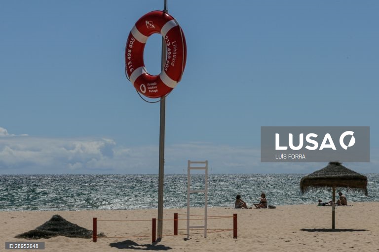Concessionários da praia da Falésia, em Vilamoura no Algarve, realizam os últimos preparativos e adaptam-se às novas imposições da Direção Geral da Saúde para o início da época balnear devido à pandemia provocada pela covid-19, em Albufeira,4 de junho de 2020. (ACOMPANHA TEXTO DE 5 DE JUNHO DE 2020 ). LUÍS FORRA/LUSA