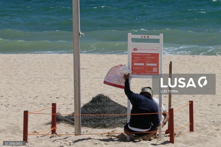 Concessionários da praia da Falésia, em Vilamoura no Algarve, realizam os últimos preparativos e adaptam-se às novas imposições da Direção Geral da Saúde para o início da época balnear devido à pandemia provocada pela covid-19, em Albufeira,4 de junho de 2020. (ACOMPANHA TEXTO DE 5 DE JUNHO DE 2020 ). LUÍS FORRA/LUSA