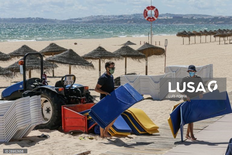 Concessionários da praia da Falésia, em Vilamoura no Algarve, realizam os últimos preparativos e adaptam-se às novas imposições da Direção Geral da Saúde para o início da época balnear devido à pandemia provocada pela covid-19, em Albufeira,4 de junho de 2020. (ACOMPANHA TEXTO DE 5 DE JUNHO DE 2020 ). LUÍS FORRA/LUSA