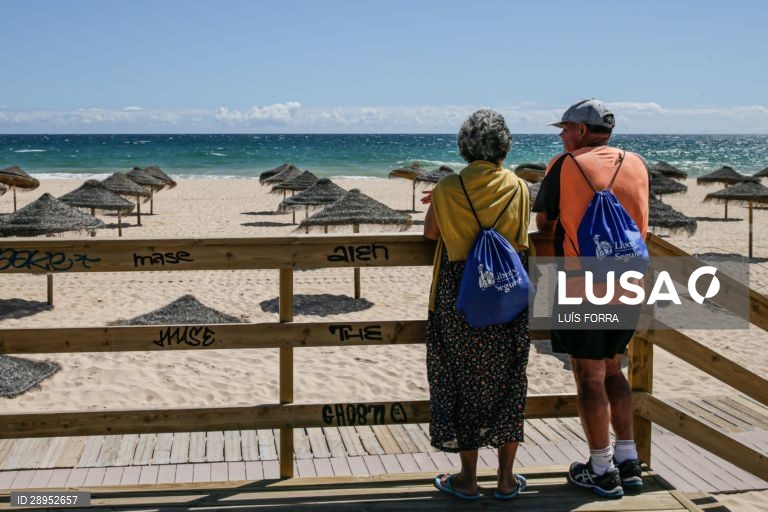 Concessionários da praia da Falésia, em Vilamoura no Algarve, realizam os últimos preparativos e adaptam-se às novas imposições da Direção Geral da Saúde para o início da época balnear devido à pandemia provocada pela covid-19, em Albufeira,4 de junho de 2020. (ACOMPANHA TEXTO DE 5 DE JUNHO DE 2020 ). LUÍS FORRA/LUSA