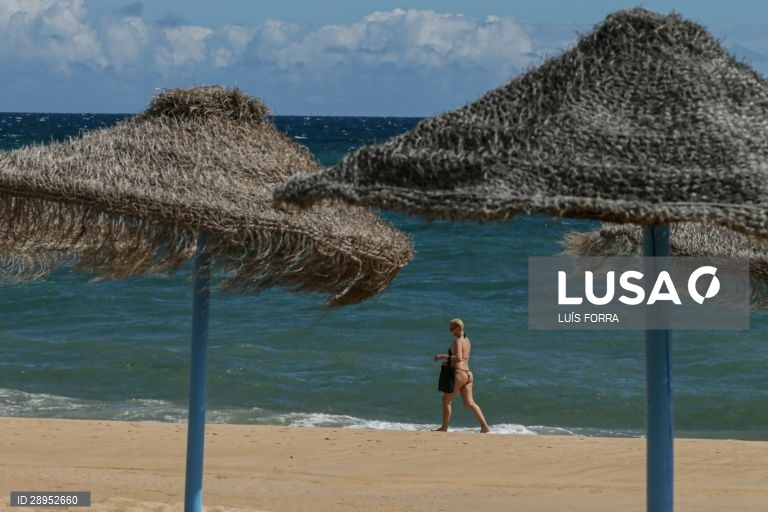 Concessionários da praia da Quarteira no Algarve, realizam os últimos preparativos e adaptam-se às novas imposições da Direção Geral da Saúde para o início da época balnear devido à pandemia provocada pela covid-19, em Quarteira,4 de junho de 2020. (ACOMPANHA TEXTO DE 5 DE JUNHO DE 2020 ). LUÍS FORRA/LUSA