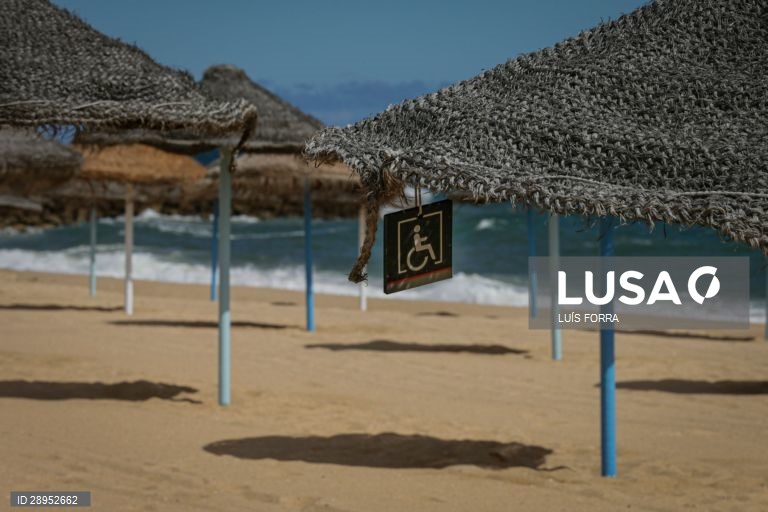 Concessionários da praia da Quarteira no Algarve, realizam os últimos preparativos e adaptam-se às novas imposições da Direção Geral da Saúde para o início da época balnear devido à pandemia provocada pela covid-19, em Quarteira,4 de junho de 2020. (ACOMPANHA TEXTO DE 5 DE JUNHO DE 2020 ). LUÍS FORRA/LUSA