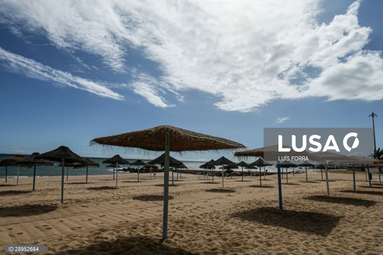 Concessionários da praia da Quarteira no Algarve, realizam os últimos preparativos e adaptam-se às novas imposições da Direção Geral da Saúde para o início da época balnear devido à pandemia provocada pela covid-19, em Quarteira,4 de junho de 2020. (ACOMPANHA TEXTO DE 5 DE JUNHO DE 2020 ). LUÍS FORRA/LUSA
