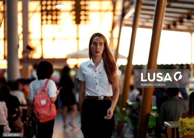 Universidade tailandesa permite aos estudantes transgénero usar uniformes apropriados ao género