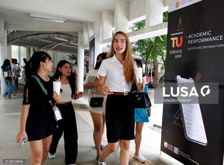 Universidade tailandesa permite aos estudantes transgénero usar uniformes apropriados ao género