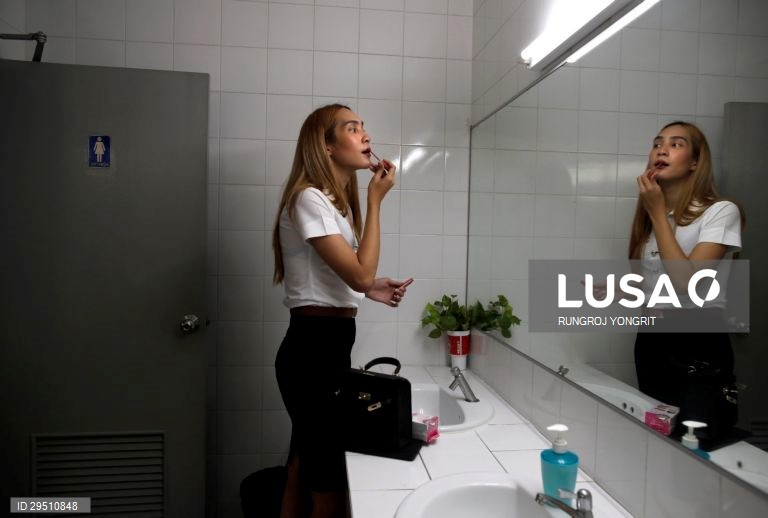 Universidade tailandesa permite aos estudantes transgénero usar uniformes apropriados ao género