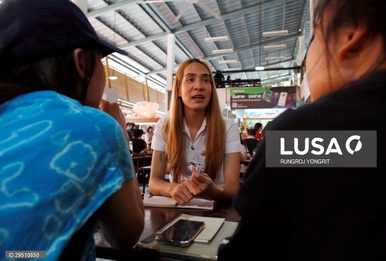 Universidade tailandesa permite aos estudantes transgénero usar uniformes apropriados ao género