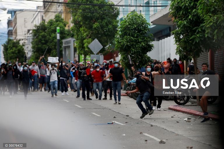 Guatemala: Manifestantes incendeiam o Congresso