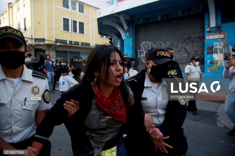 Guatemala: Manifestantes incendeiam o Congresso