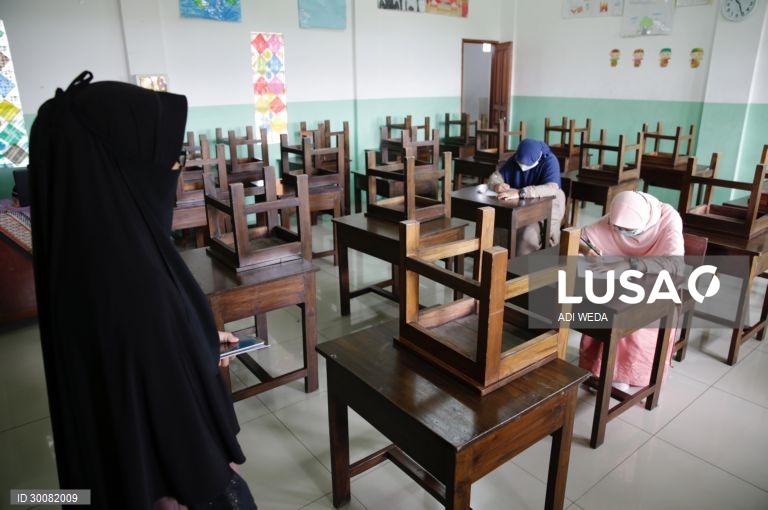 Período experimental do processo de aprendizagem presencial numa escola primária de Banten