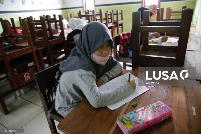 Período experimental do processo de aprendizagem presencial numa escola primária de Banten