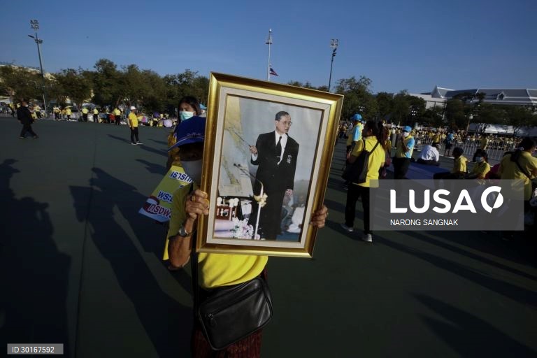 Cerimónia das velas em memória do falecido rei tailandês Bhumibol Adulyadej