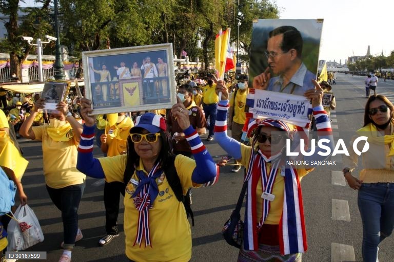 Cerimónia das velas em memória do falecido rei tailandês Bhumibol Adulyadej