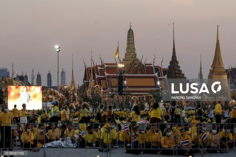 Cerimónia das velas em memória do falecido rei tailandês Bhumibol Adulyadej